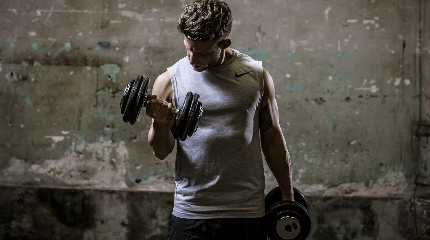 banner-bedrijfsfitness-510x285 Man met dumbels