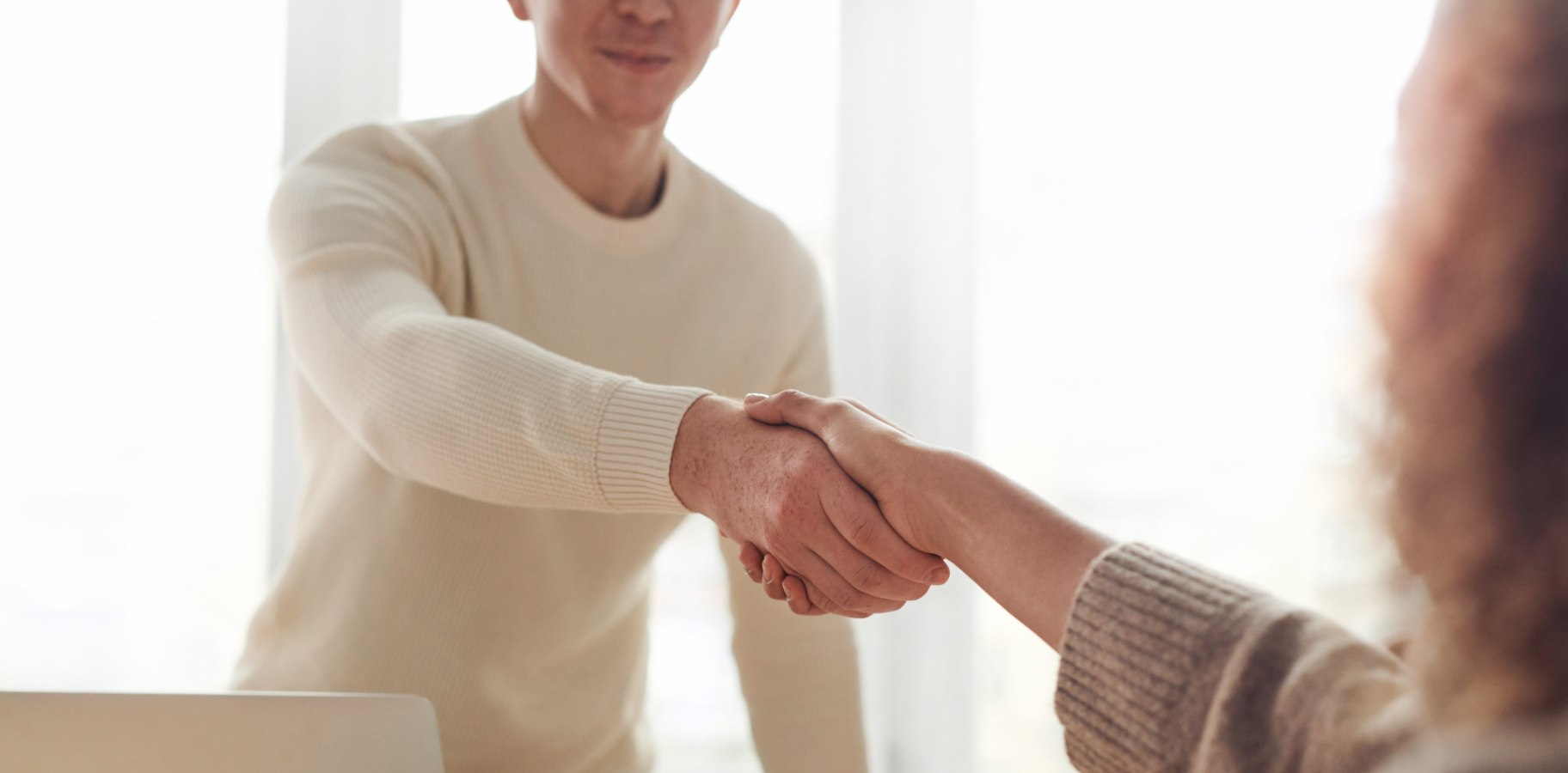 banner-matchgesprek Man schudt de hand bij een gesprek