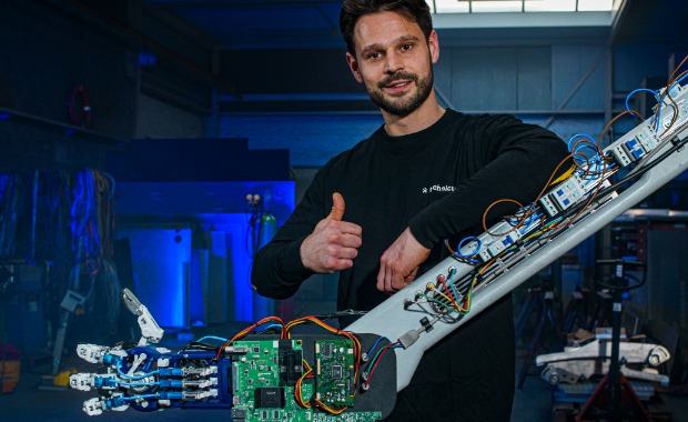 monteur-met-robothand-thumbsup Monteur en robothand duim omhoog
