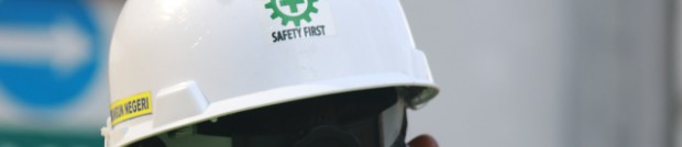 Witte veiligheidshelm met tekst Safety First