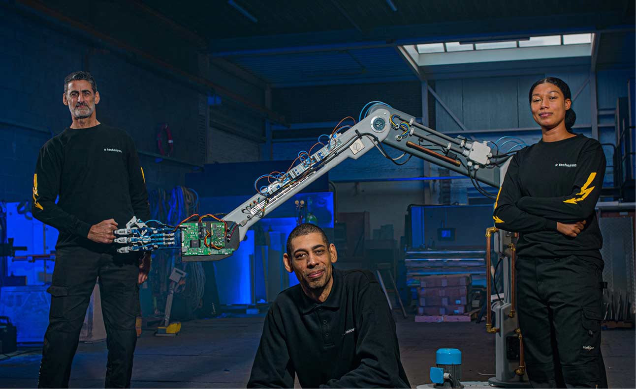 technicum-620x380-monteurs-robothand Drie monteurs bij een gebouwde robothand