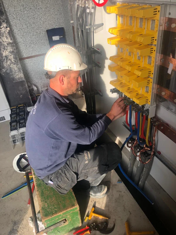 Laagspanning monteur aan het werk