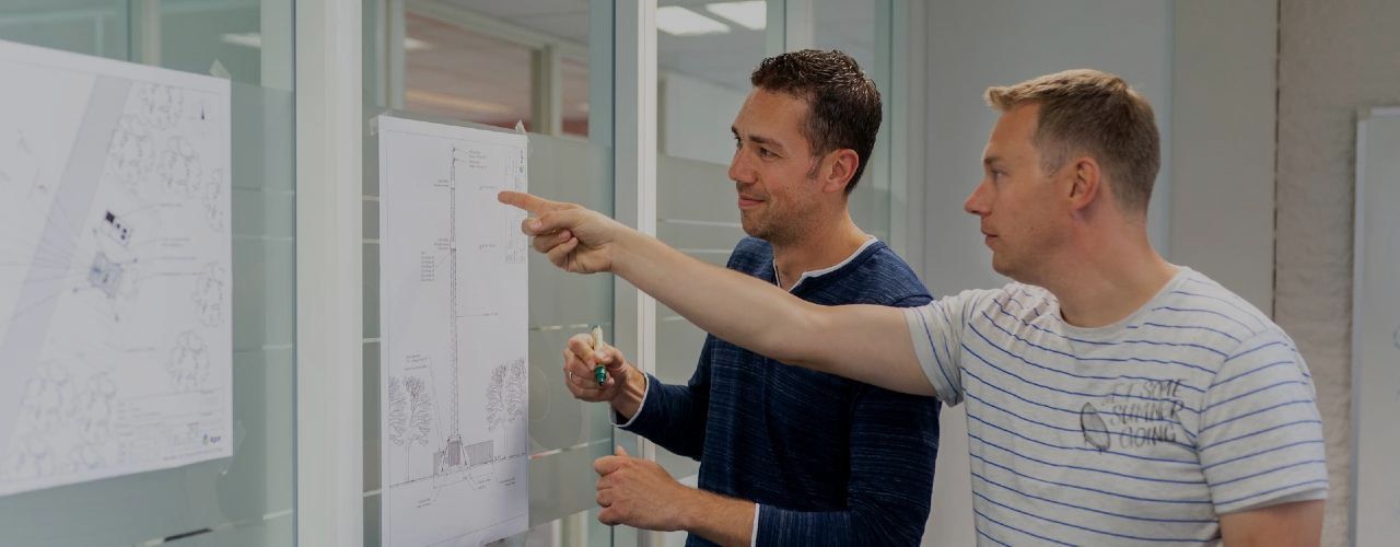 volkerwessels-telecom-engineer 2 engineers bekijken tekeningen