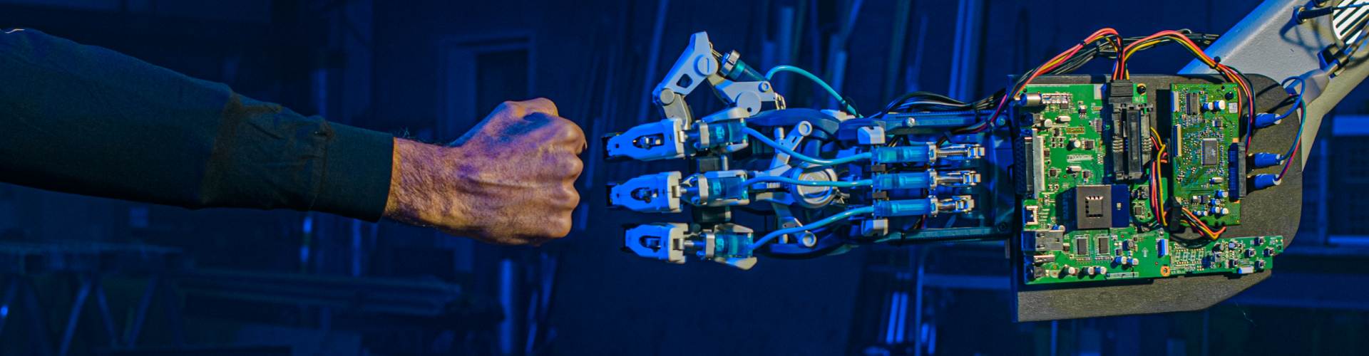 header-technicum-fist-bump Fist bump met robot